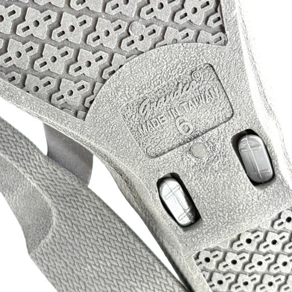 Grandco Jeweled Thong Sandals 6 NWOT Gray Silver Glam Travel Comfort Resort - Picture 2 of 6
